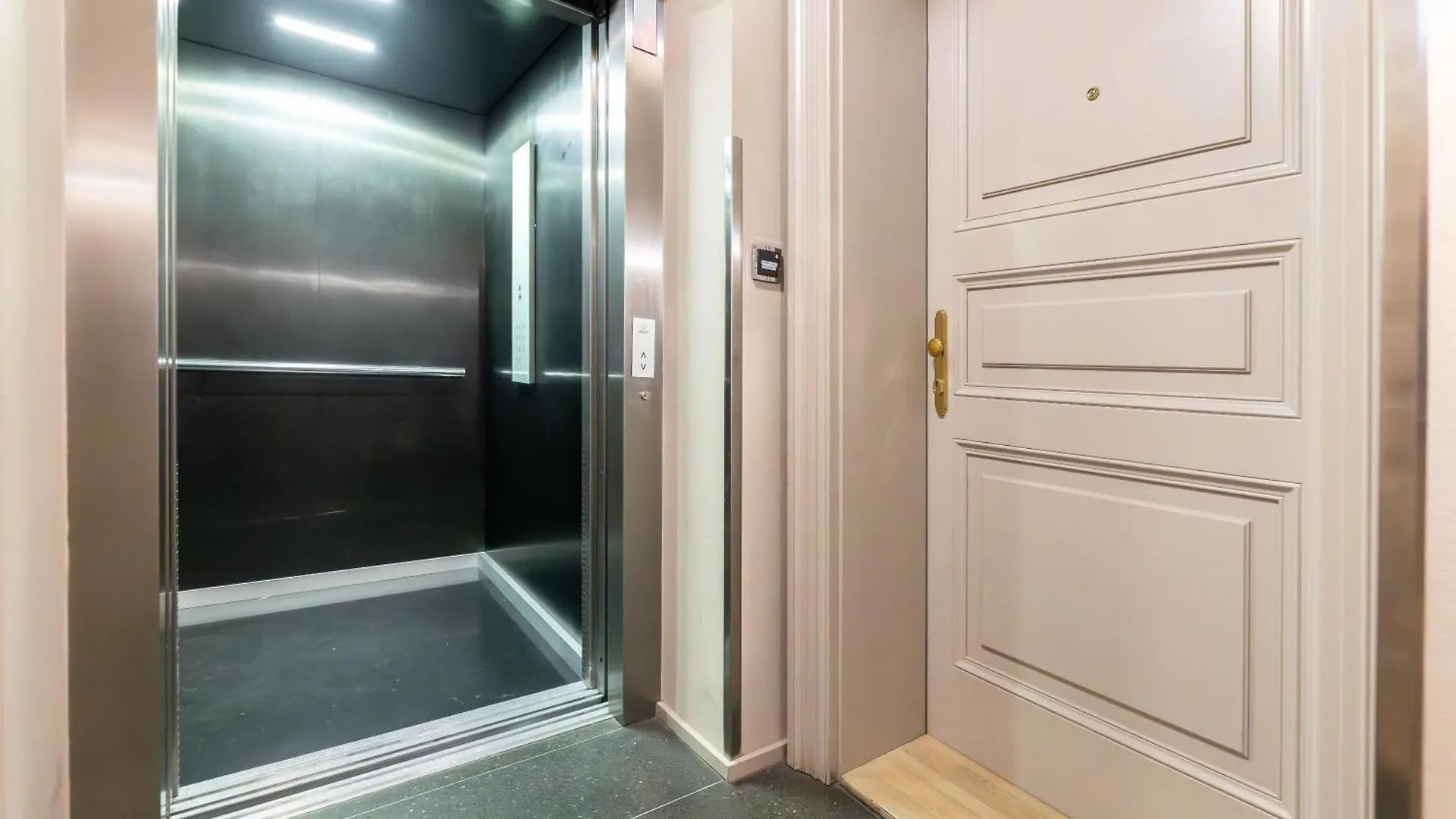 Chic & Central New Town Apartment By Subway Prague